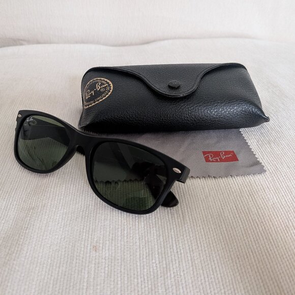 Ray-Ban Wayfarer Sunglasses in Hunter Green with Case - Picture 2 of 10